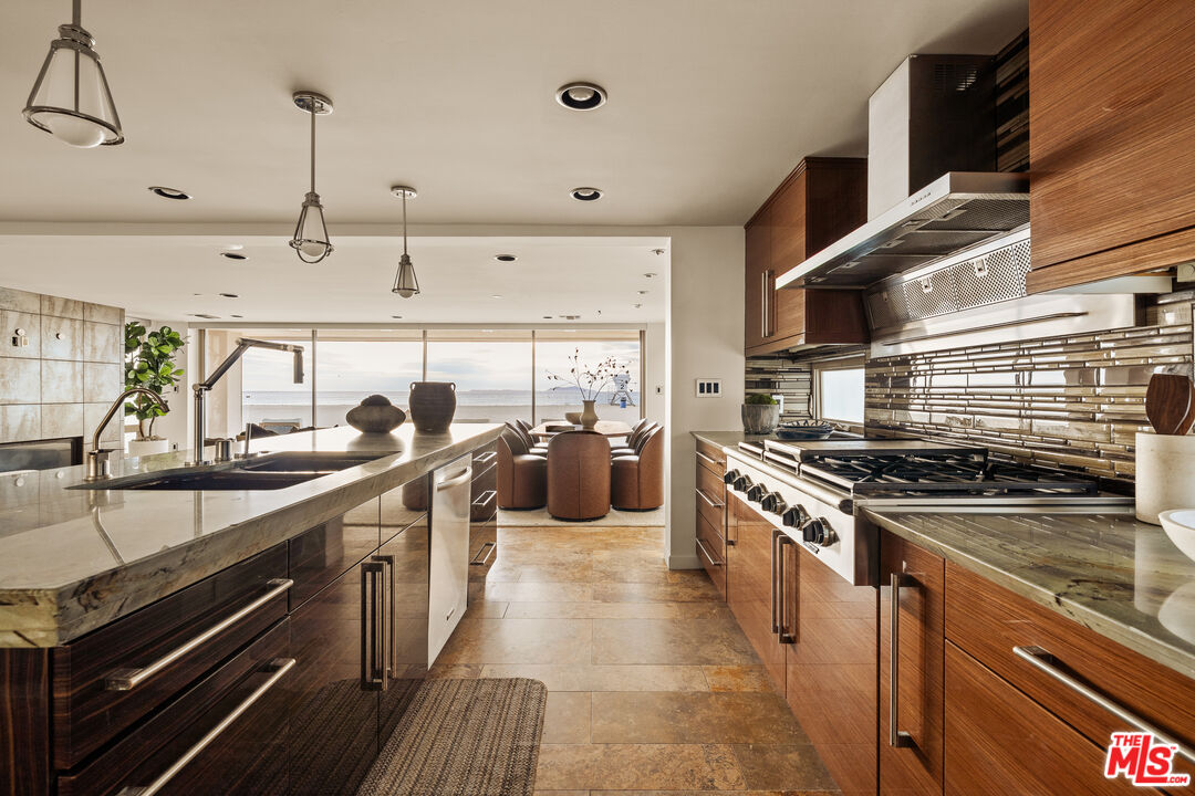 1825 Ocean Dr