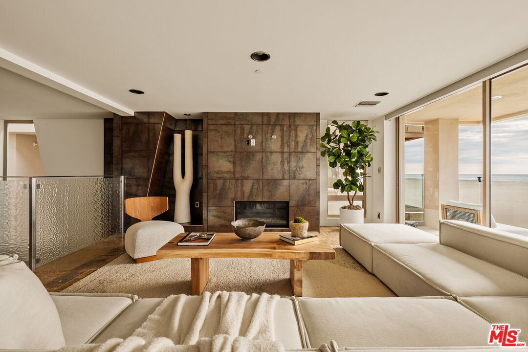 1825 Ocean Dr