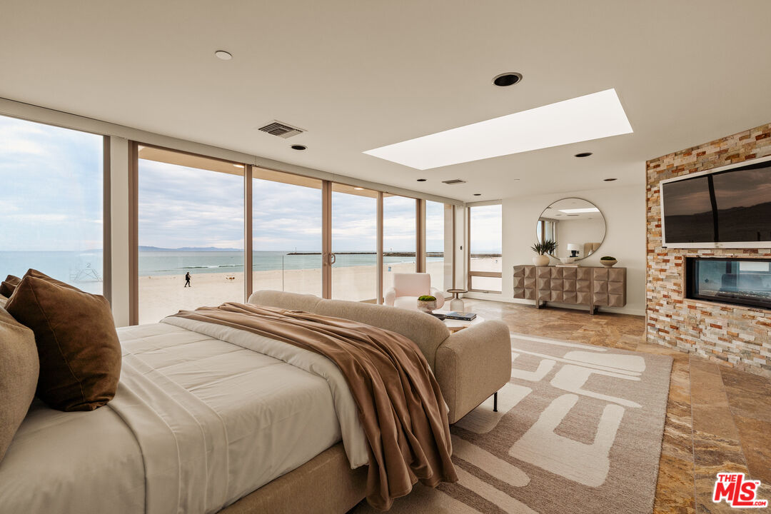 1825 Ocean Dr