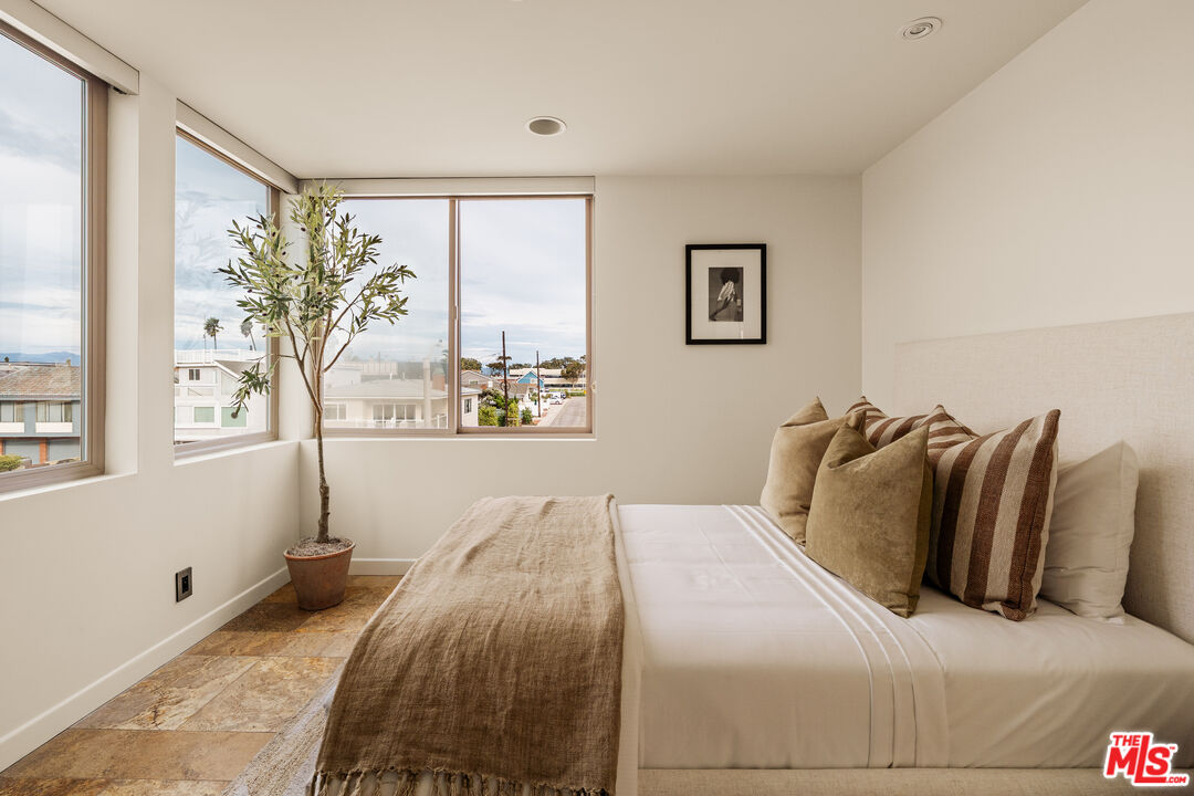 1825 Ocean Dr