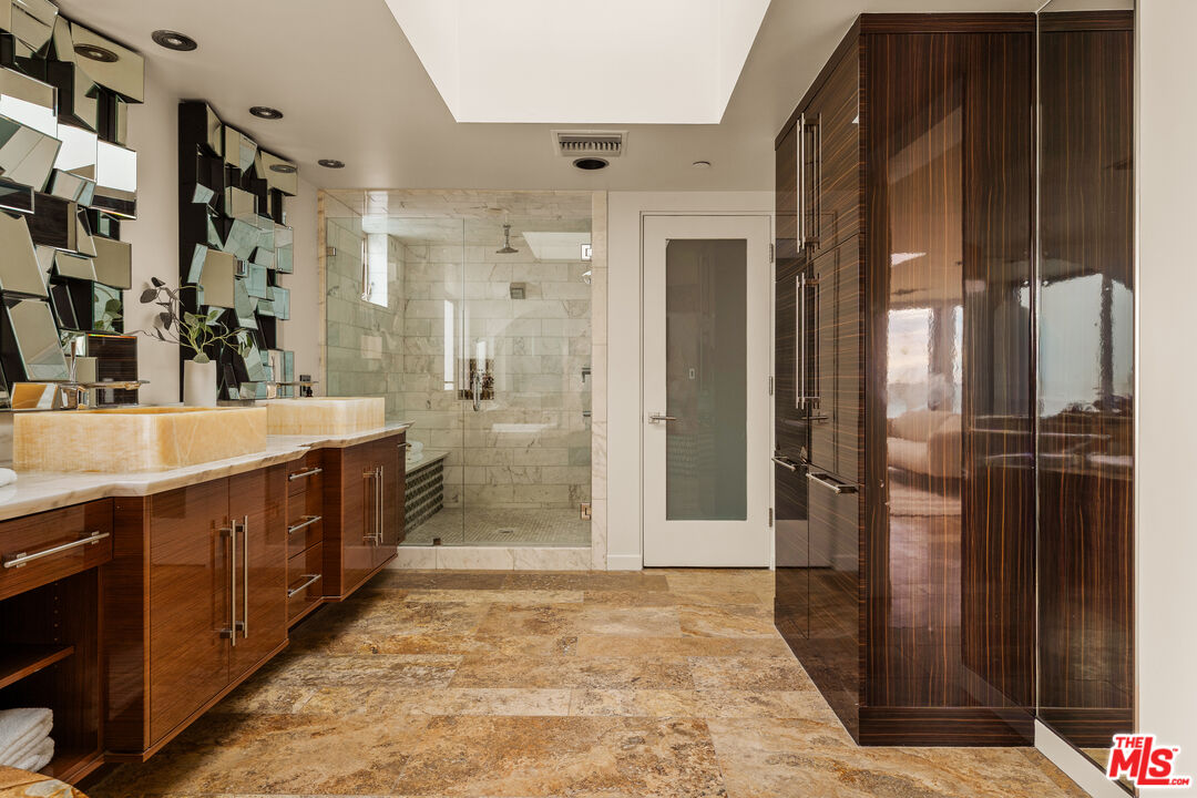 1825 Ocean Dr