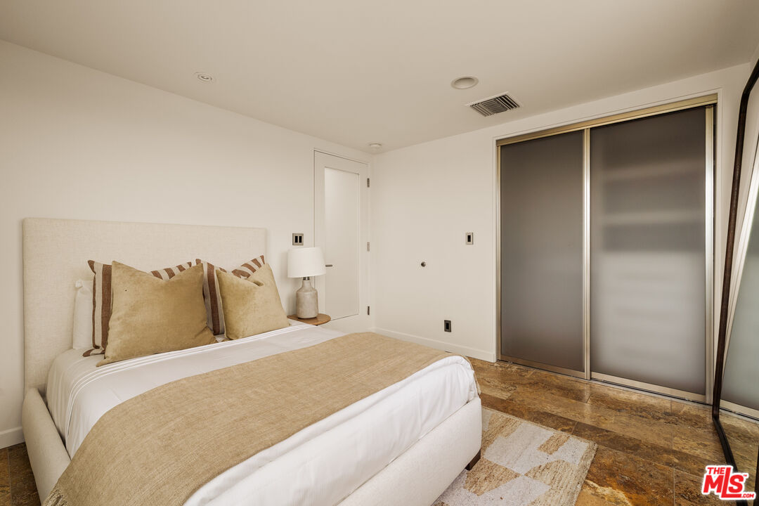 1825 Ocean Dr