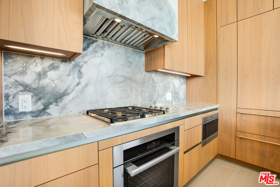 211 W Elm Ct Unit: 16B