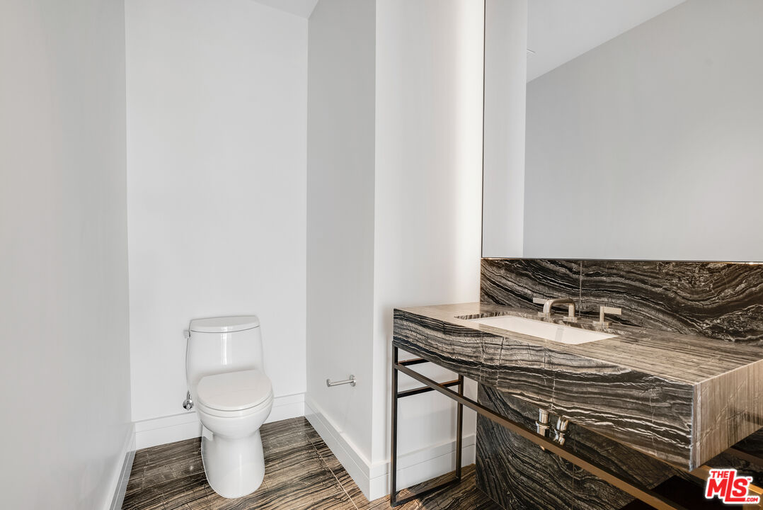 211 W Elm Ct Unit: 16B