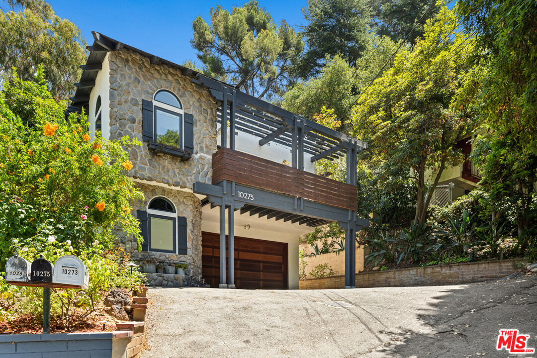 10275 Oletha Ln