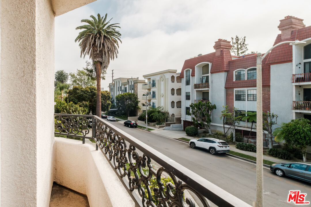 2030 S Bentley Ave Unit: 200