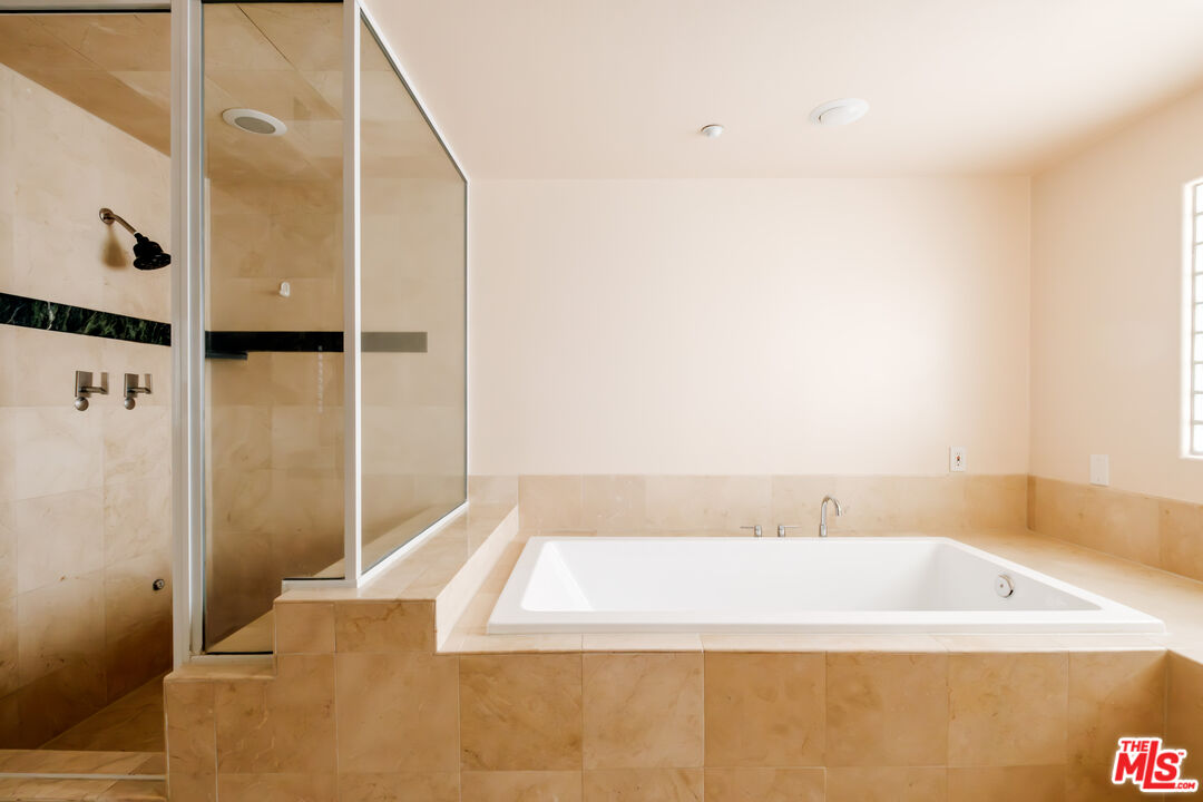 2030 S Bentley Ave Unit: 200