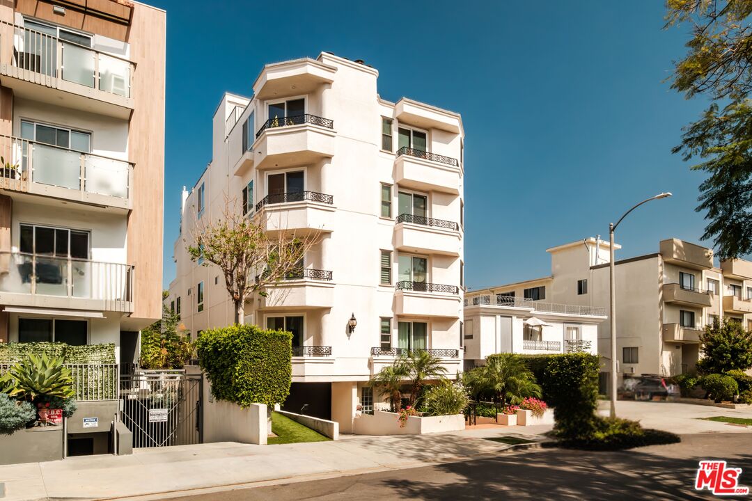 2030 S Bentley Ave Unit: 200