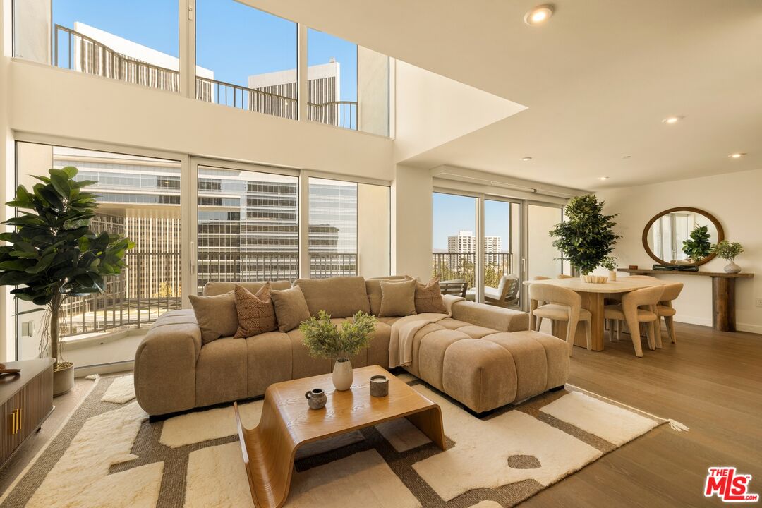 2025 Avenue Of The Stars Unit: 1220