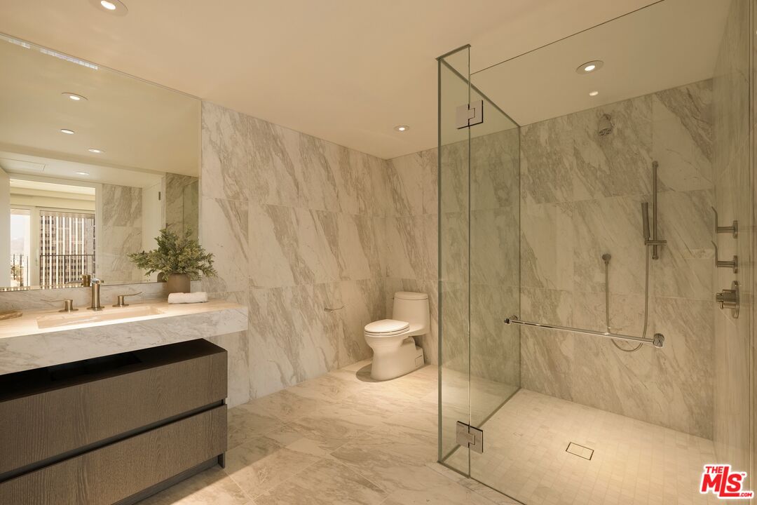 2025 Avenue Of The Stars Unit: 1218