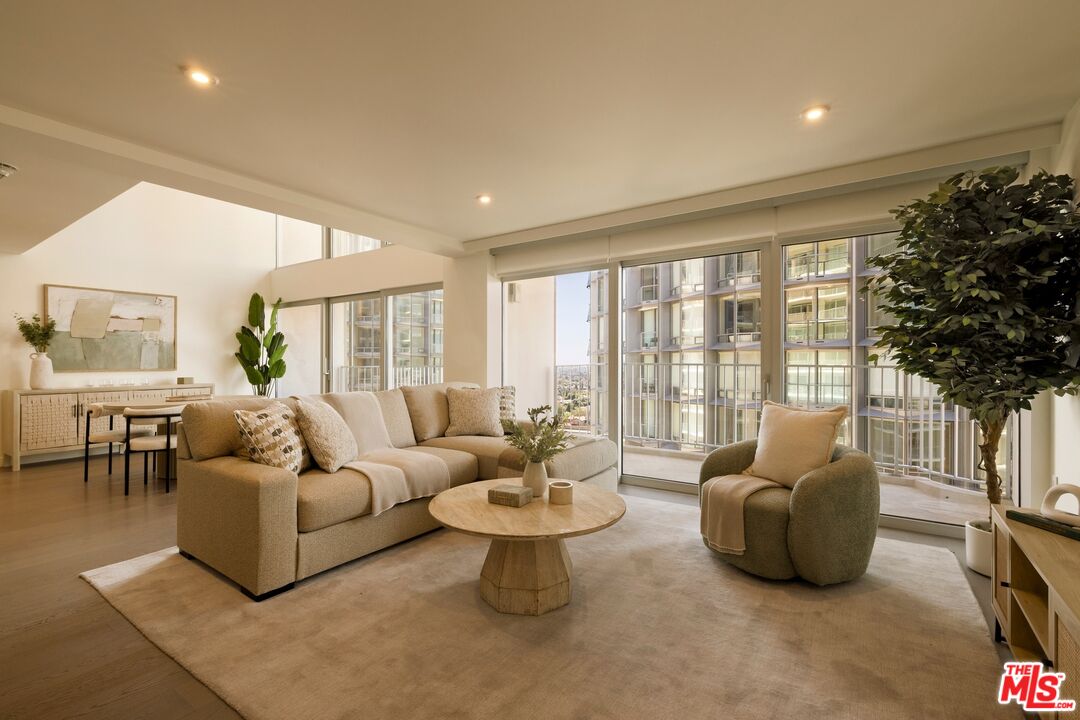 2025 Avenue Of The Stars Unit: 1207