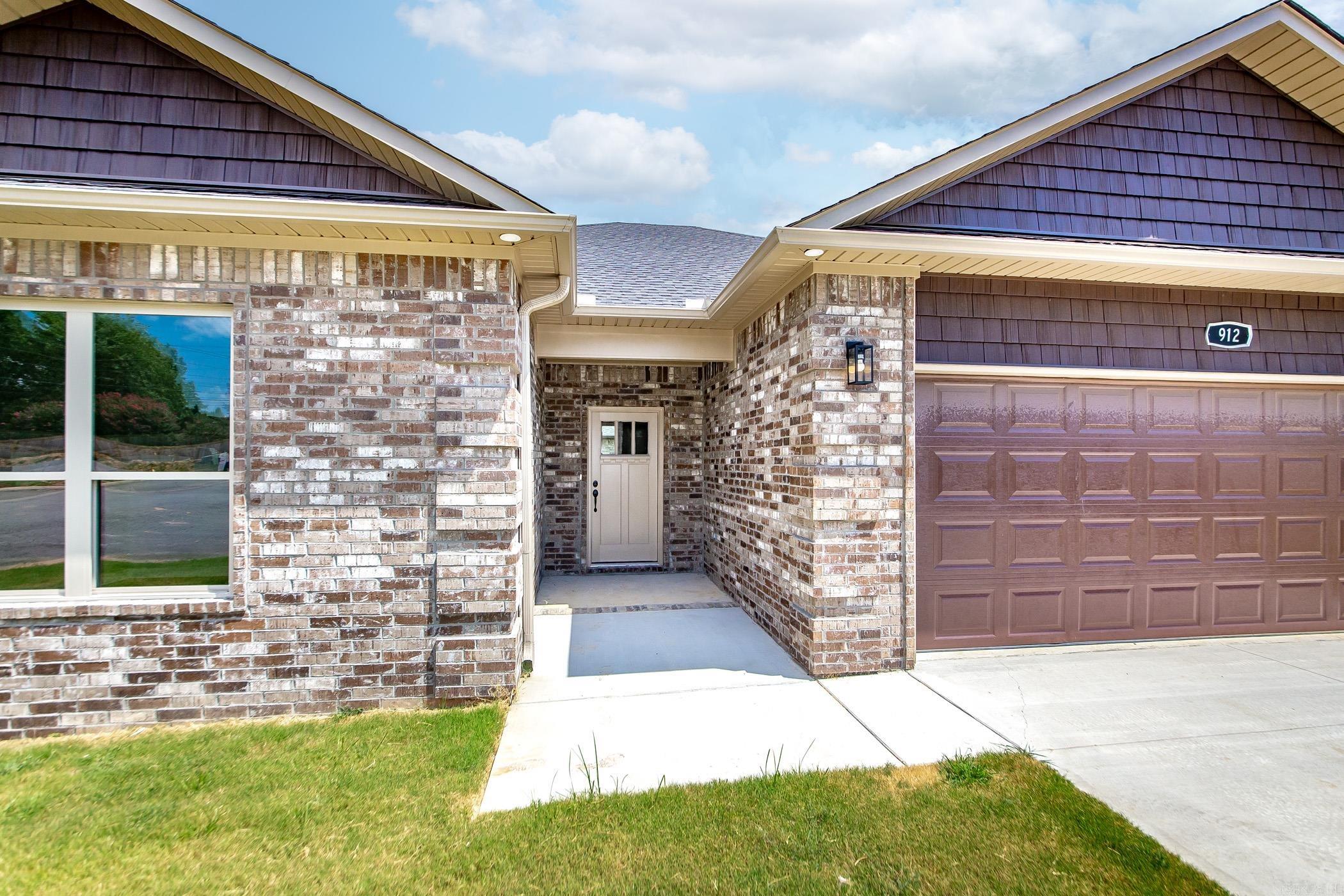 912 E Dell Vista Cove