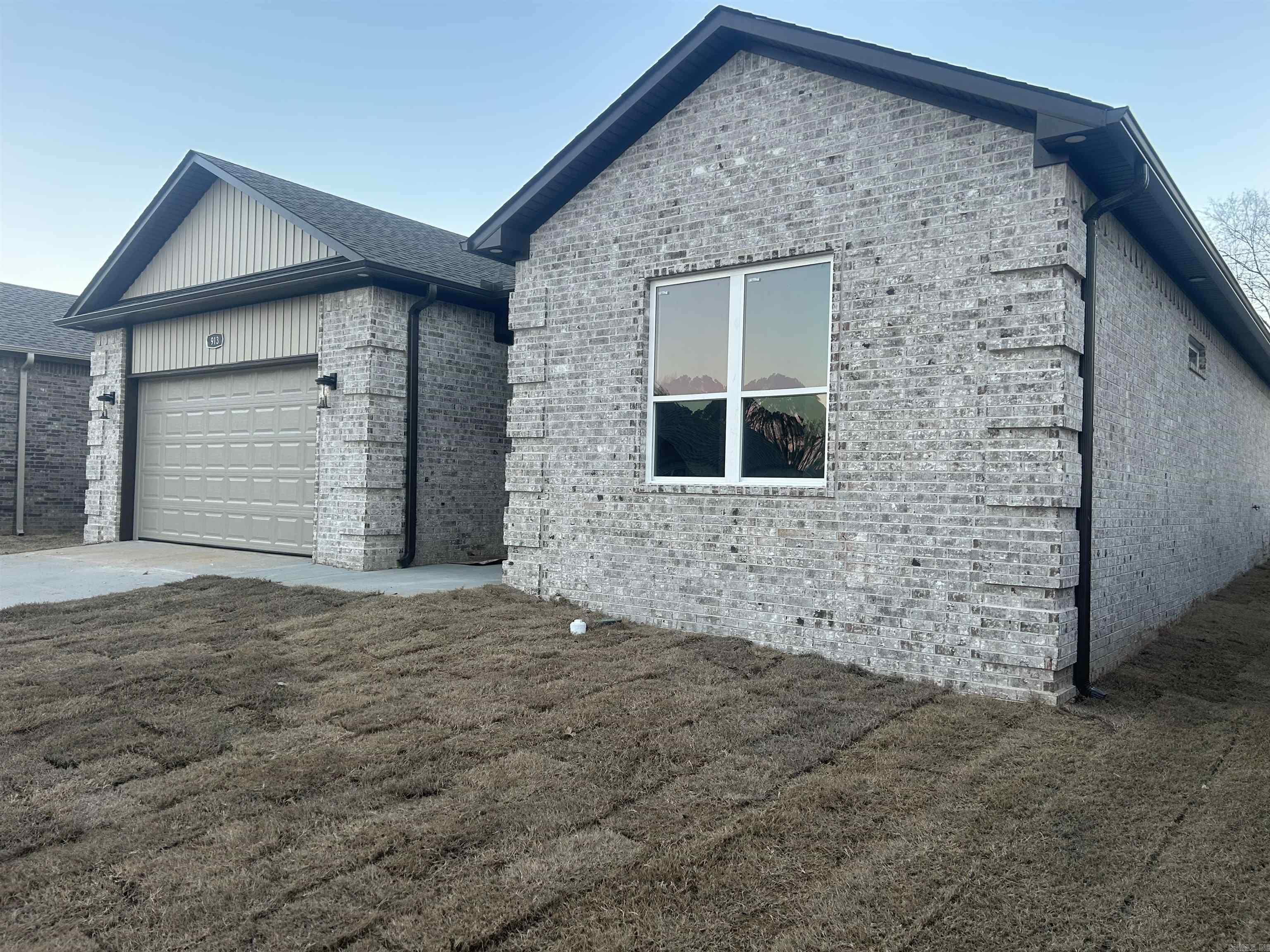 913 W Dell Vista Cove