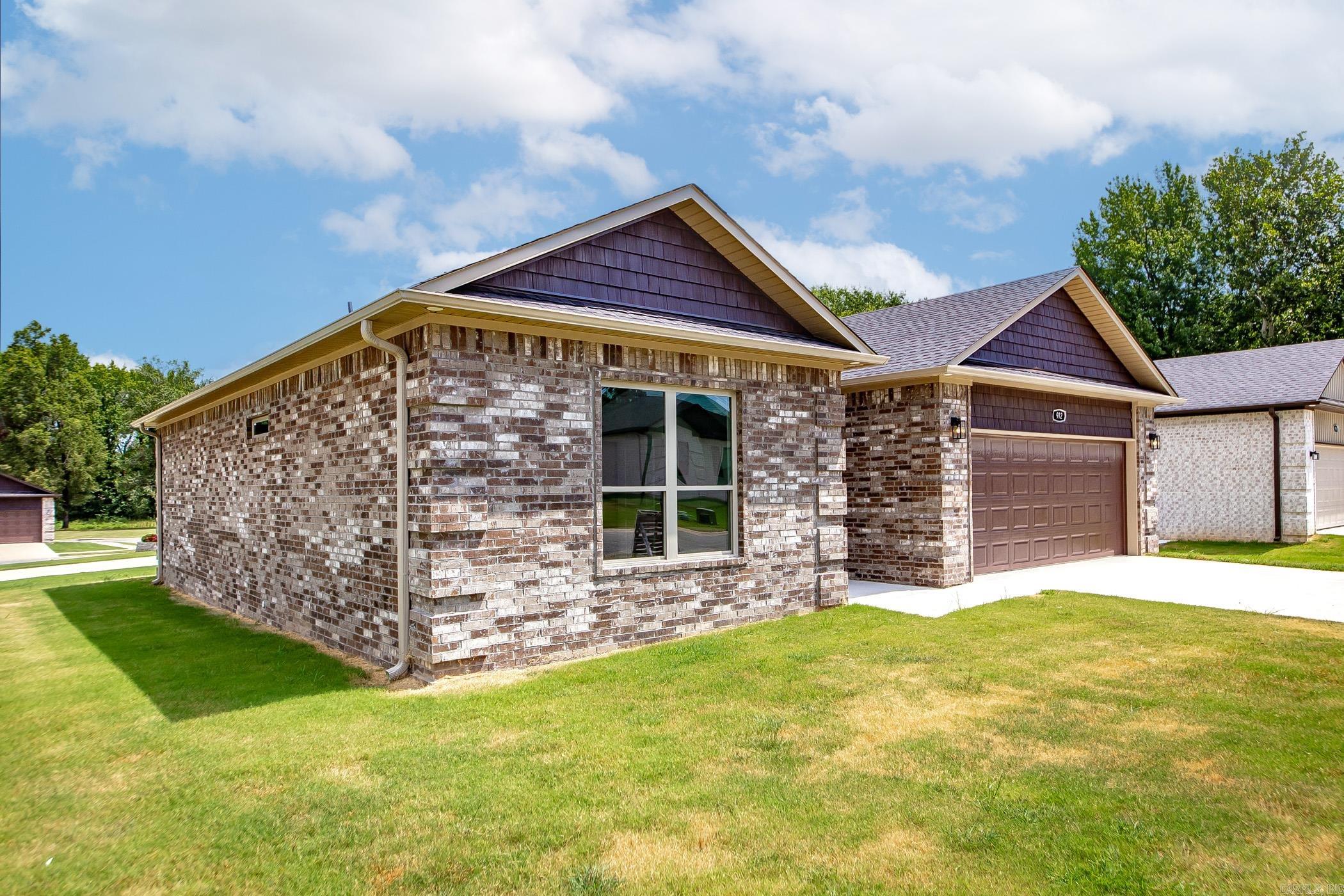 912 E Dell Vista Cove