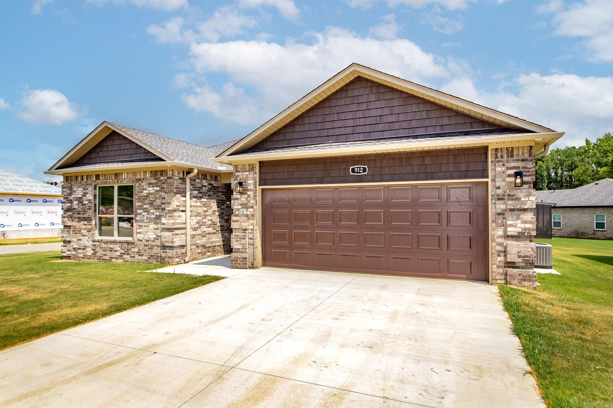 912 E Dell Vista Cove