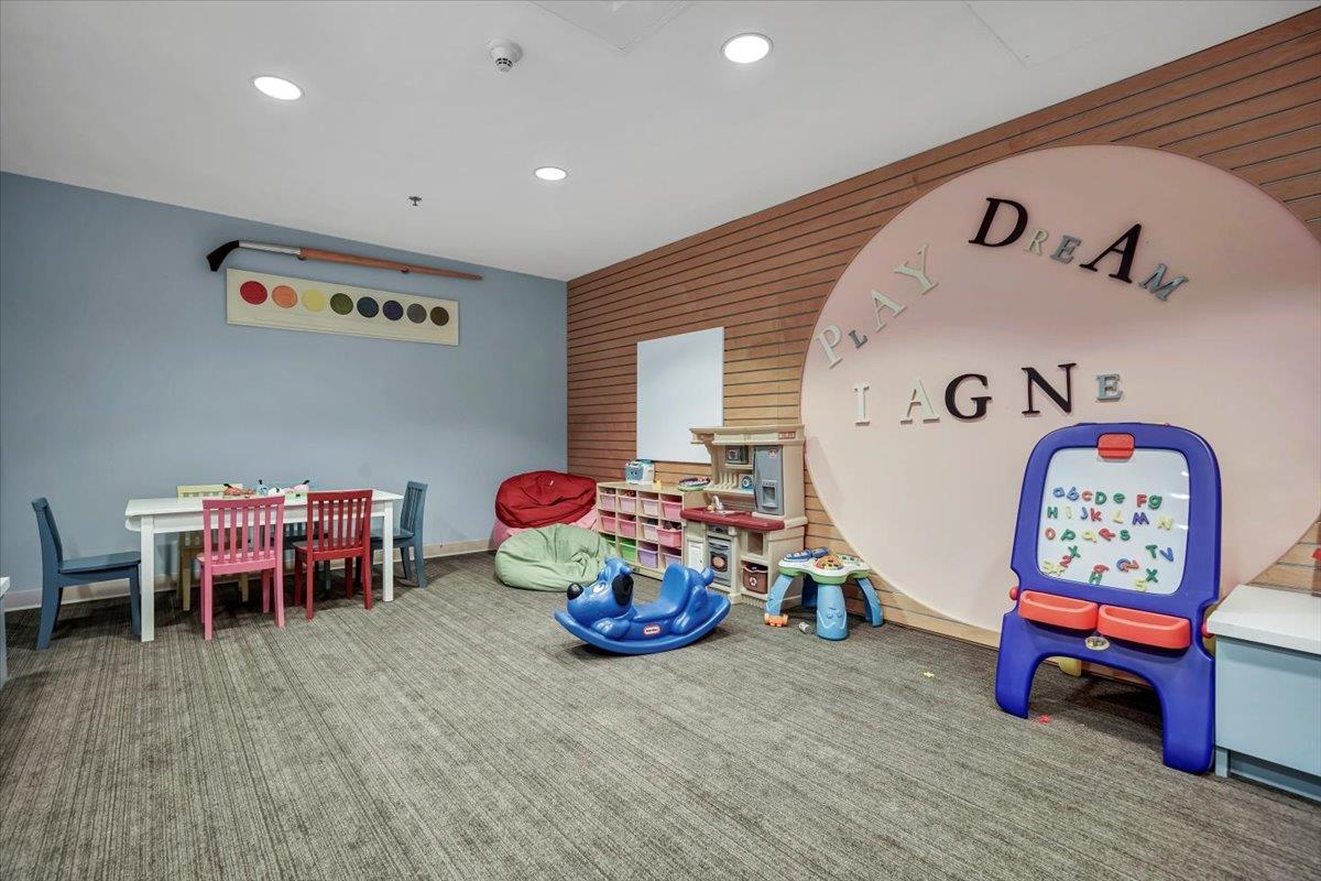 1 Renaissance Square Unit: V9E