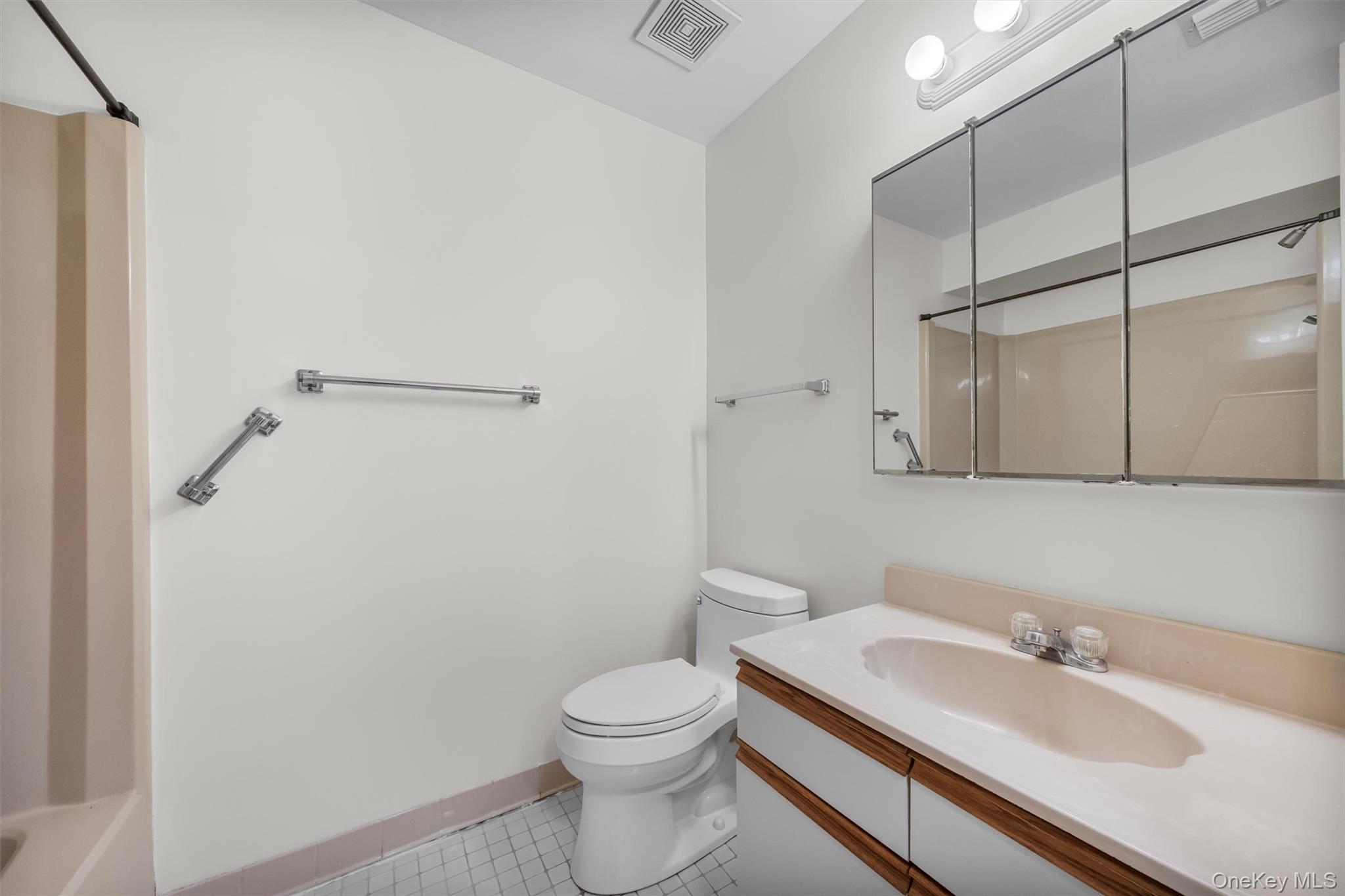 156 Carriage Court Unit: G