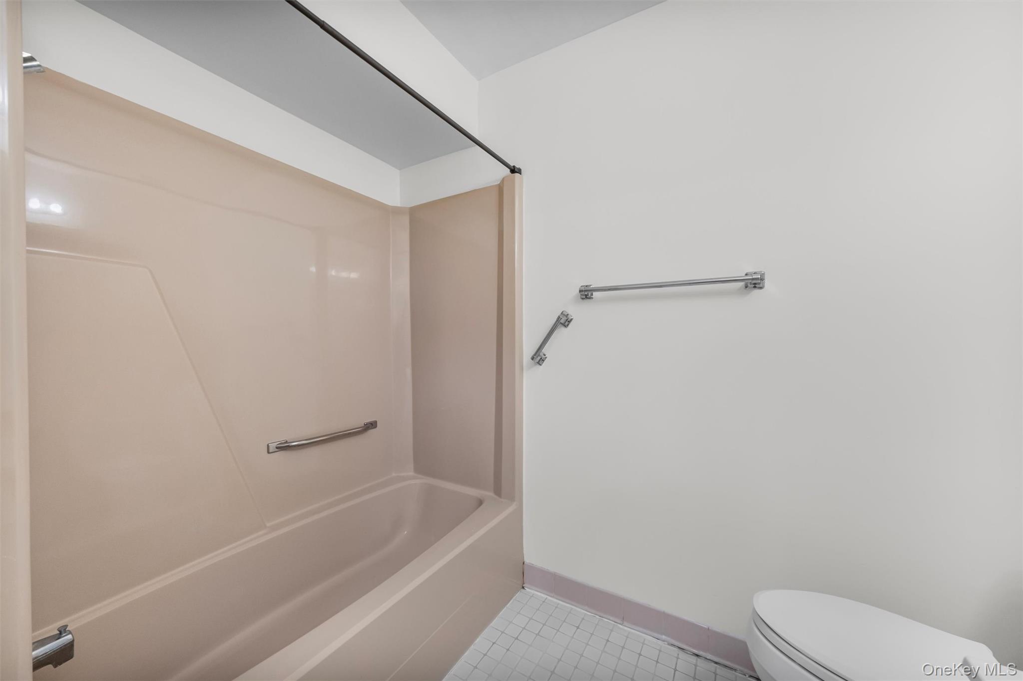 156 Carriage Court Unit: G