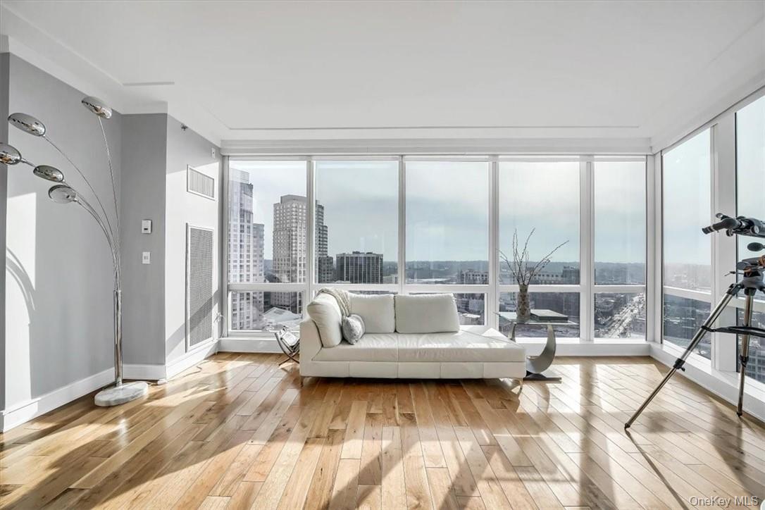 1 Renaissance Square Unit: 20C