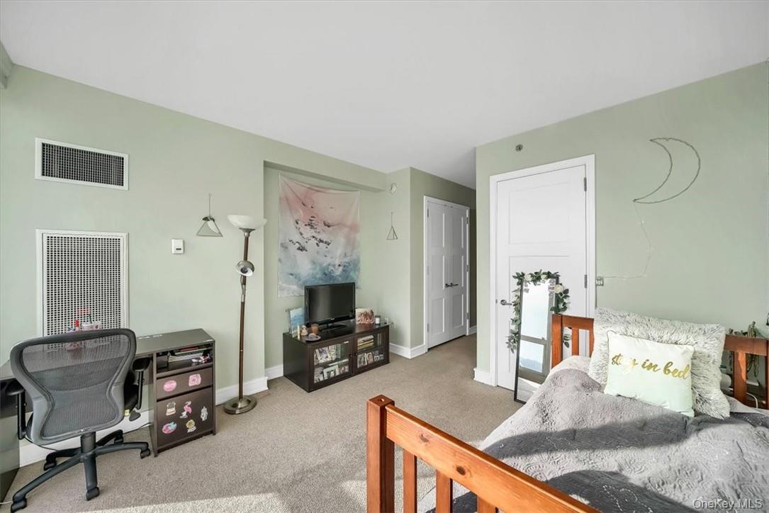 1 Renaissance Square Unit: 20C