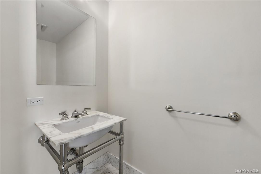 1 Renaissance Square Unit: V4G