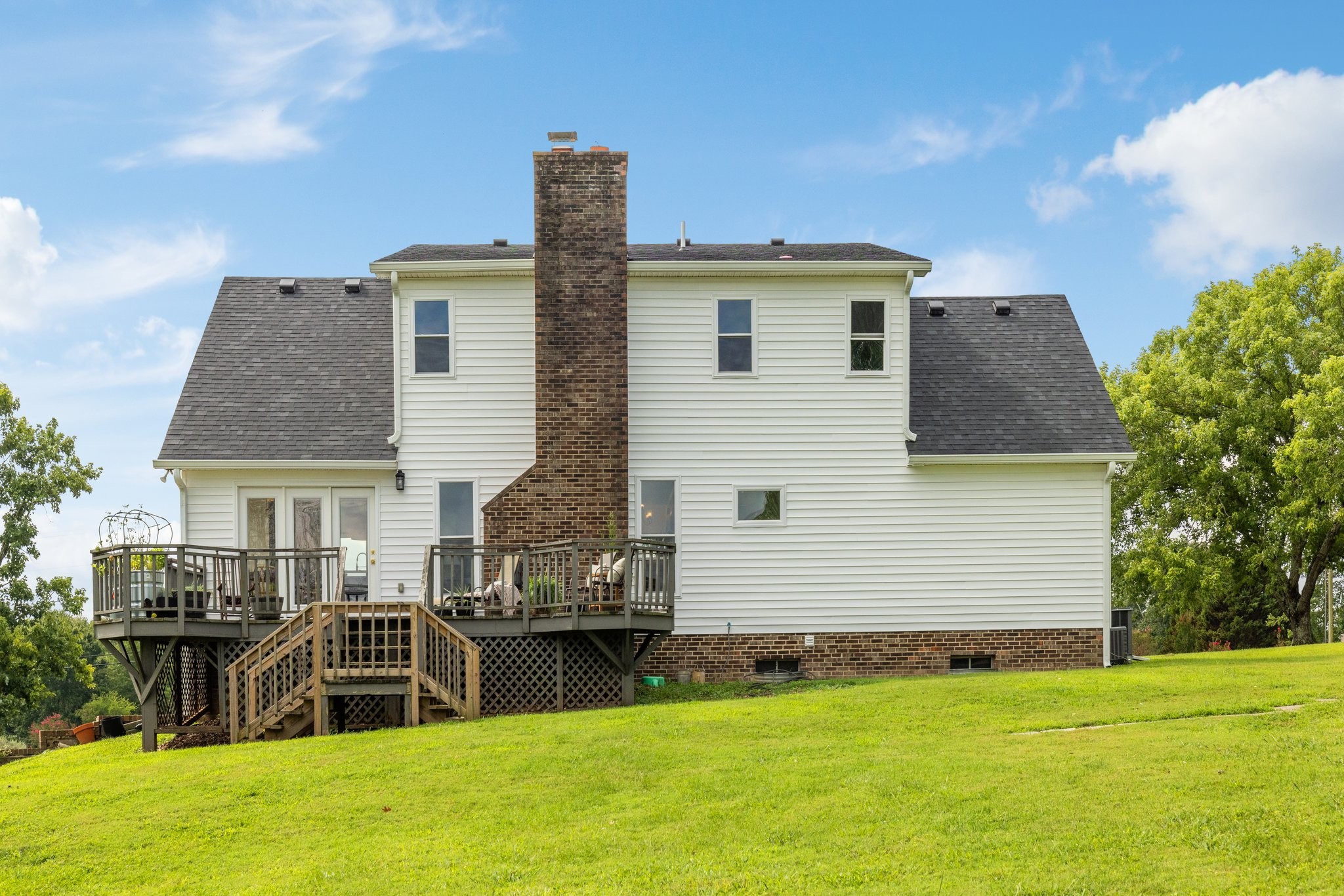 1021 Fairmont Dr