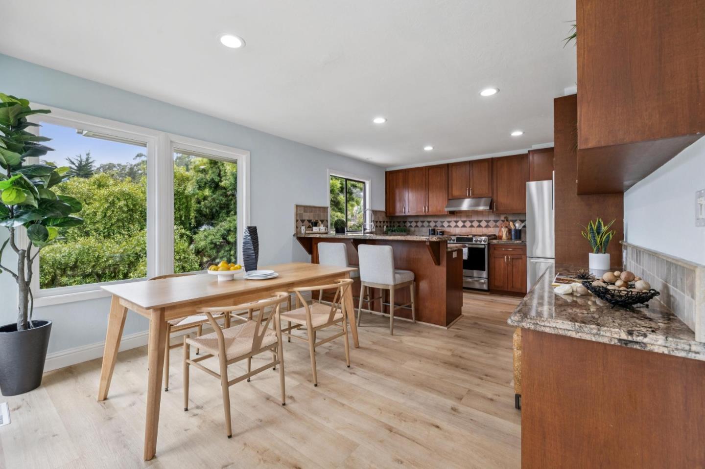 389 Avenue Granada