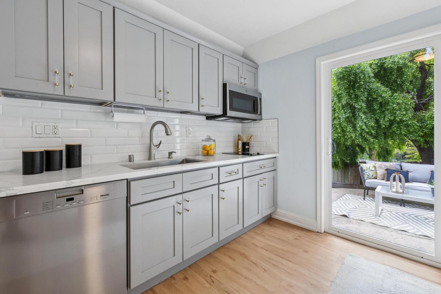 389 Avenue Granada