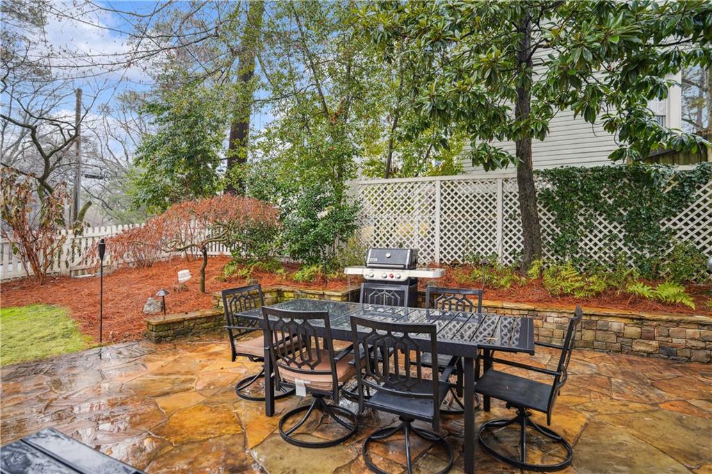 1992 Walthall Drive NW