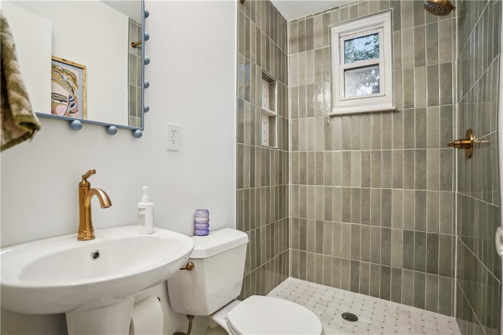 1992 Walthall Drive NW