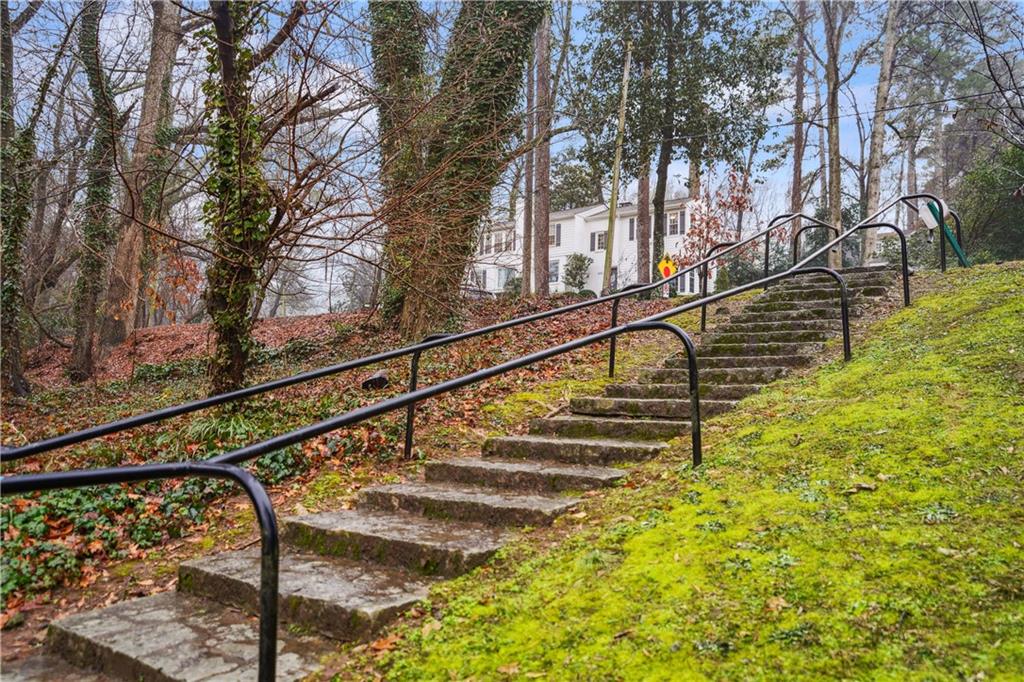 1992 Walthall Drive NW