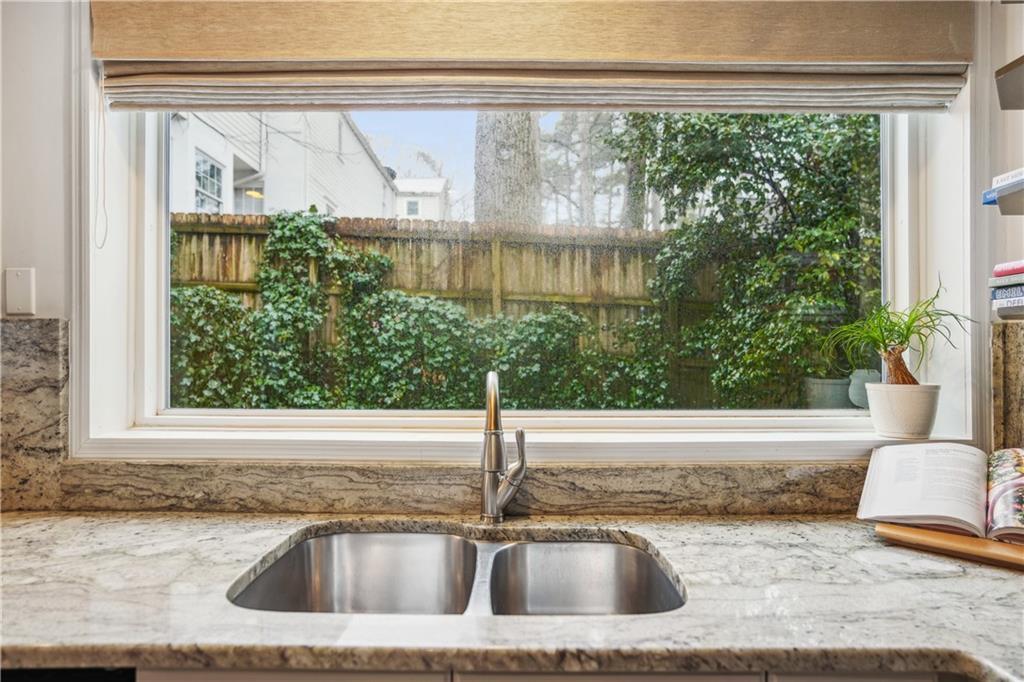 1992 Walthall Drive NW