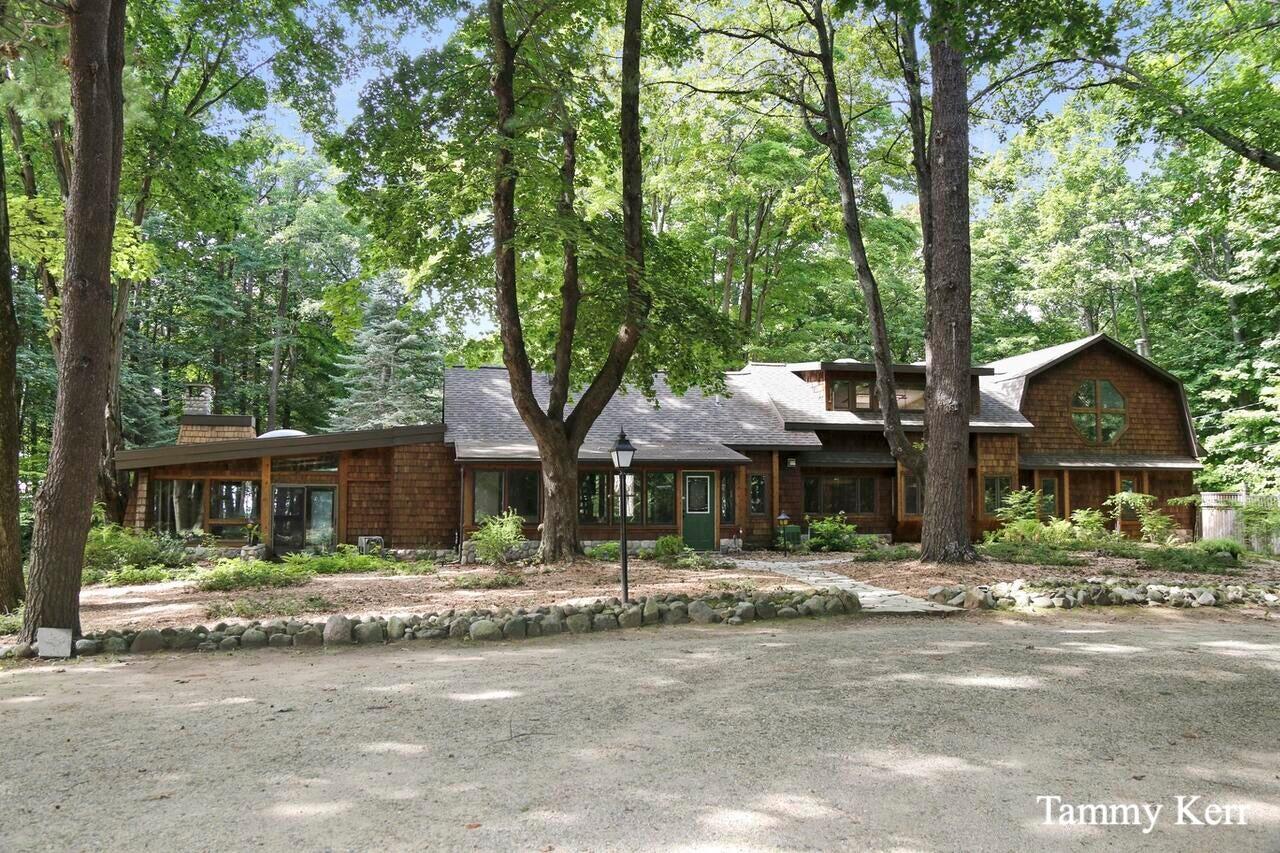 2450 Lakeshore Drive
