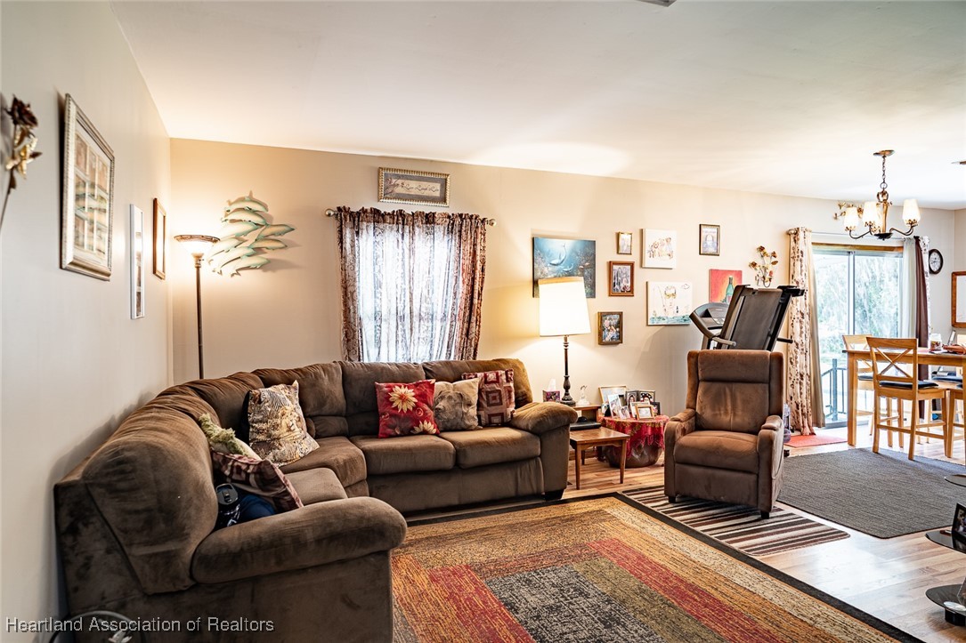 6827 County Road 17 S