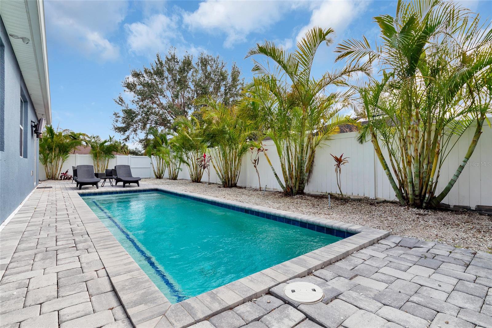 363 64TH AVENUE CIR E