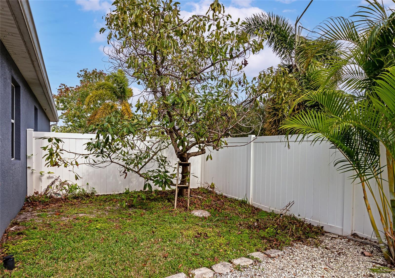 363 64TH AVENUE CIR E