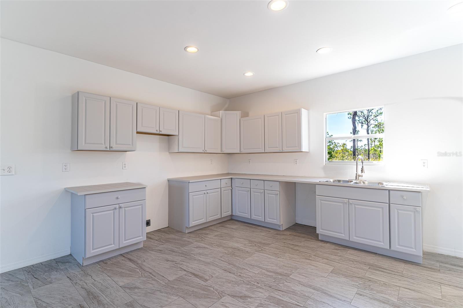 1407 BITTERSWEET ST