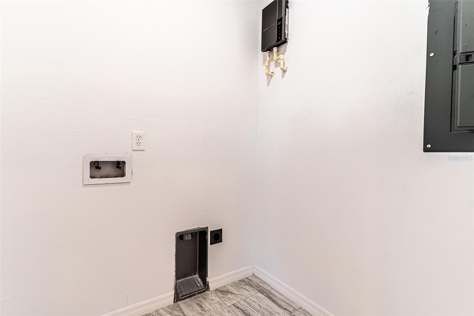 1407 BITTERSWEET ST