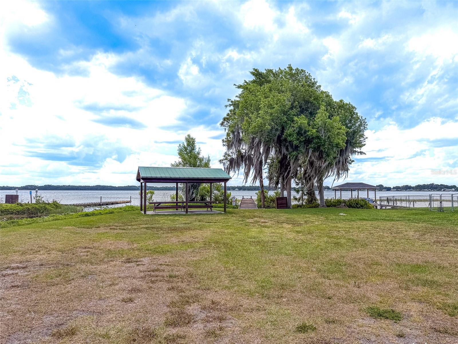 305 CLOVERLEAF RD