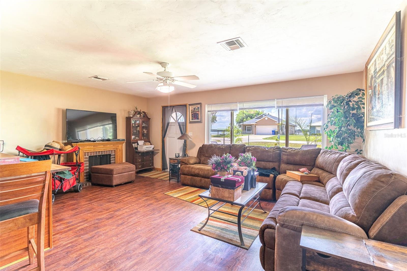 305 CLOVERLEAF RD
