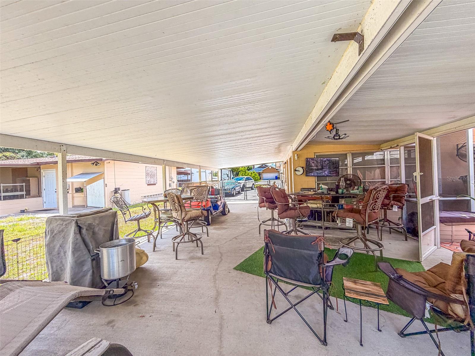 305 CLOVERLEAF RD