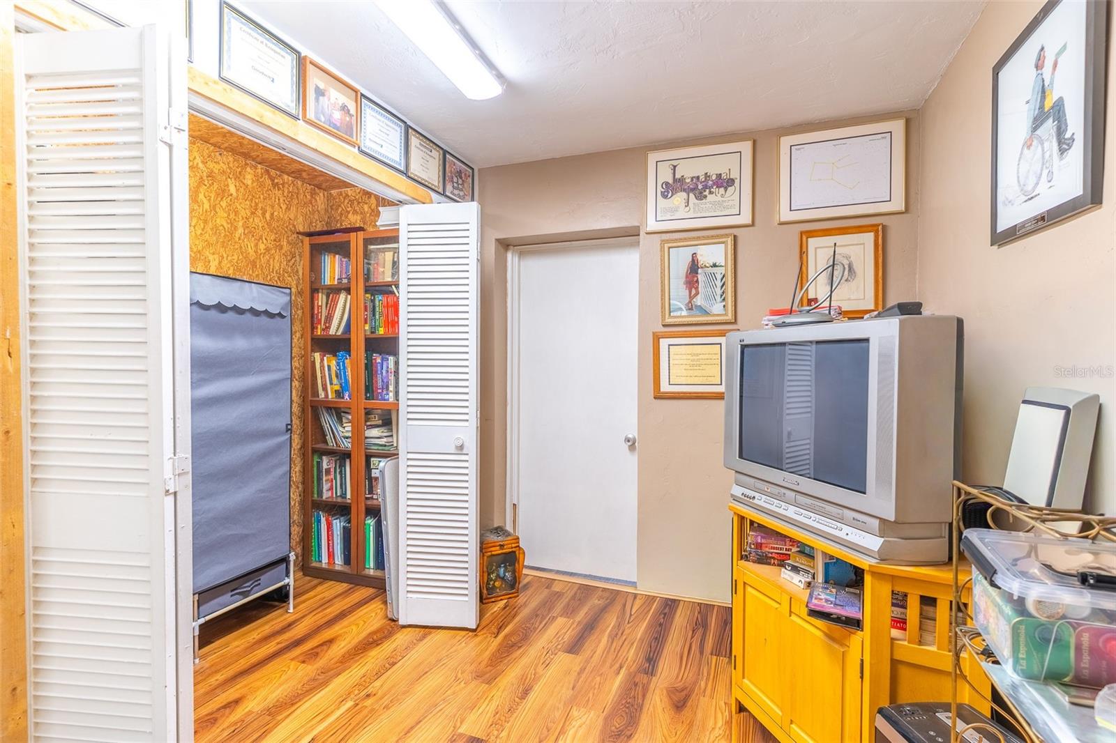 305 CLOVERLEAF RD