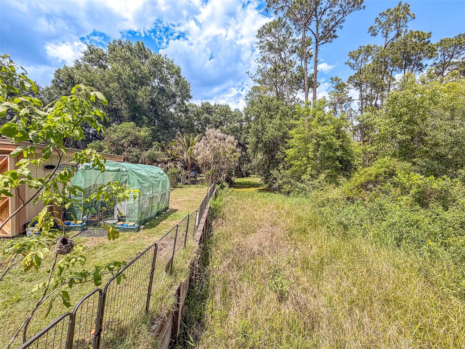 305 CLOVERLEAF RD