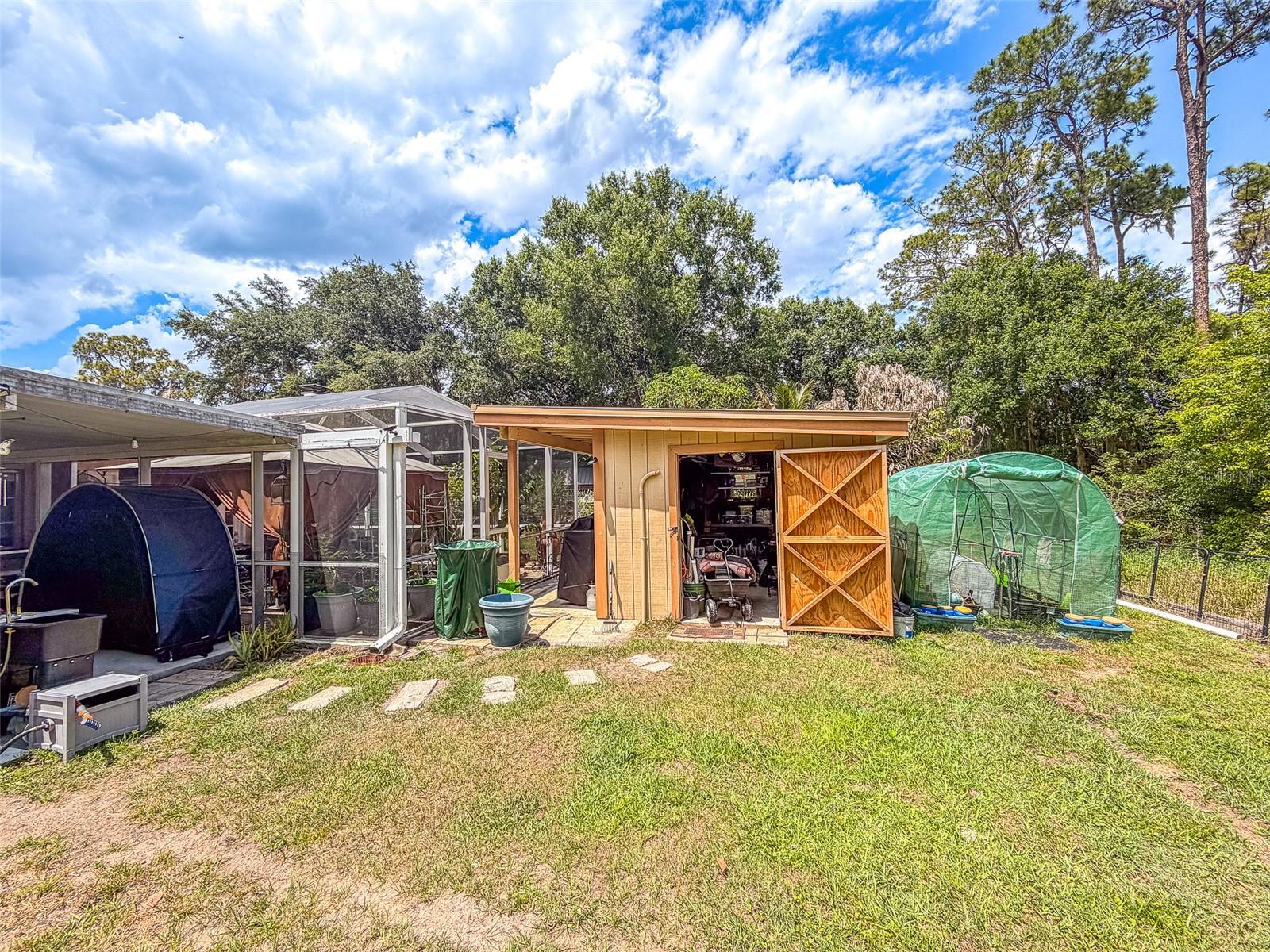 305 CLOVERLEAF RD