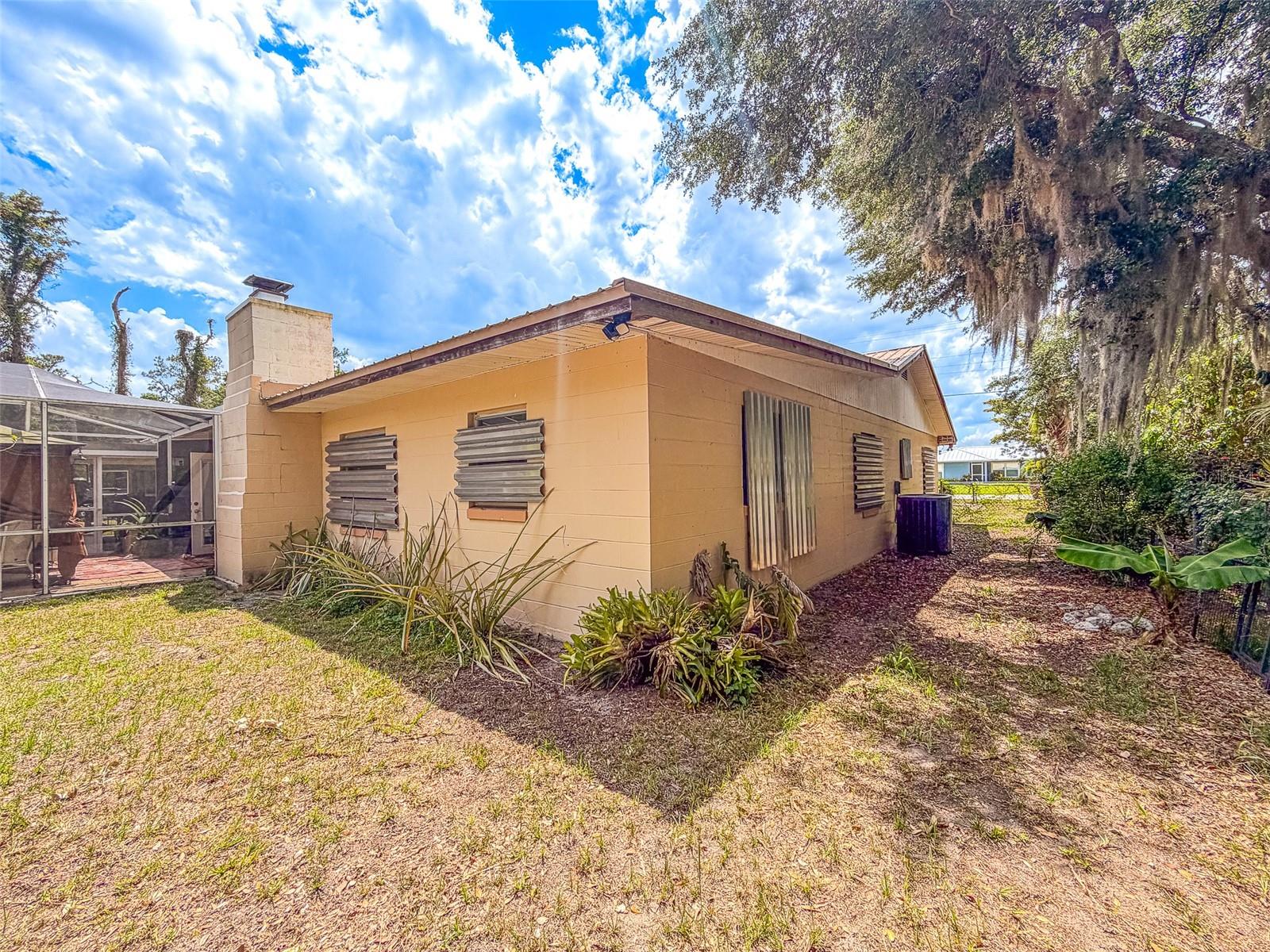 305 CLOVERLEAF RD