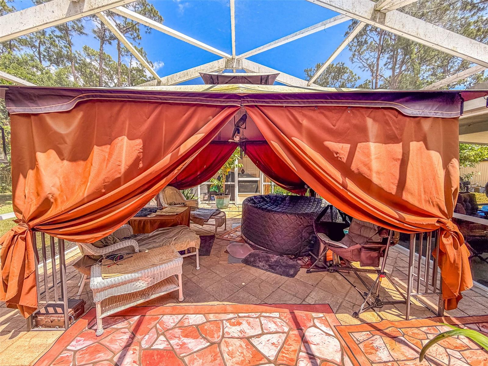 305 CLOVERLEAF RD