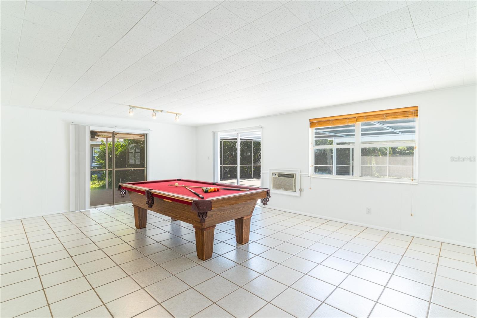 1380 S LAKE ROY DR DR