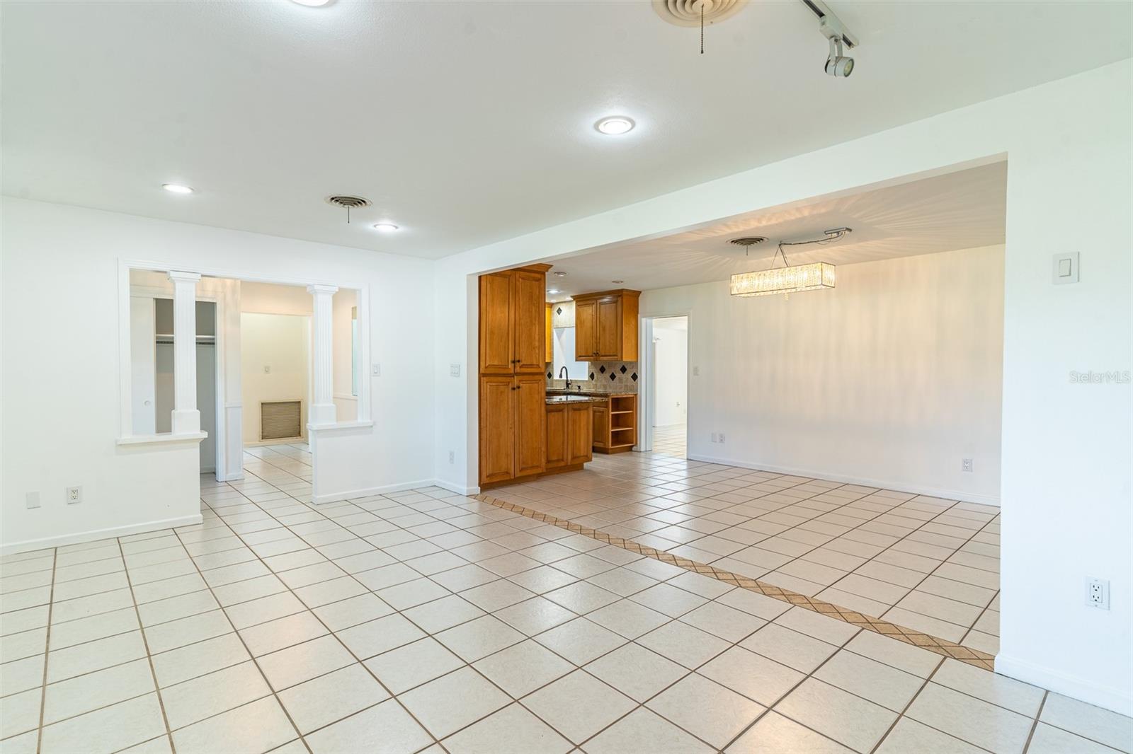 1380 S LAKE ROY DR DR