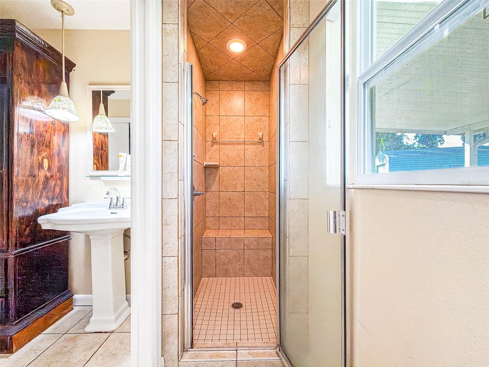 1380 S LAKE ROY DR DR