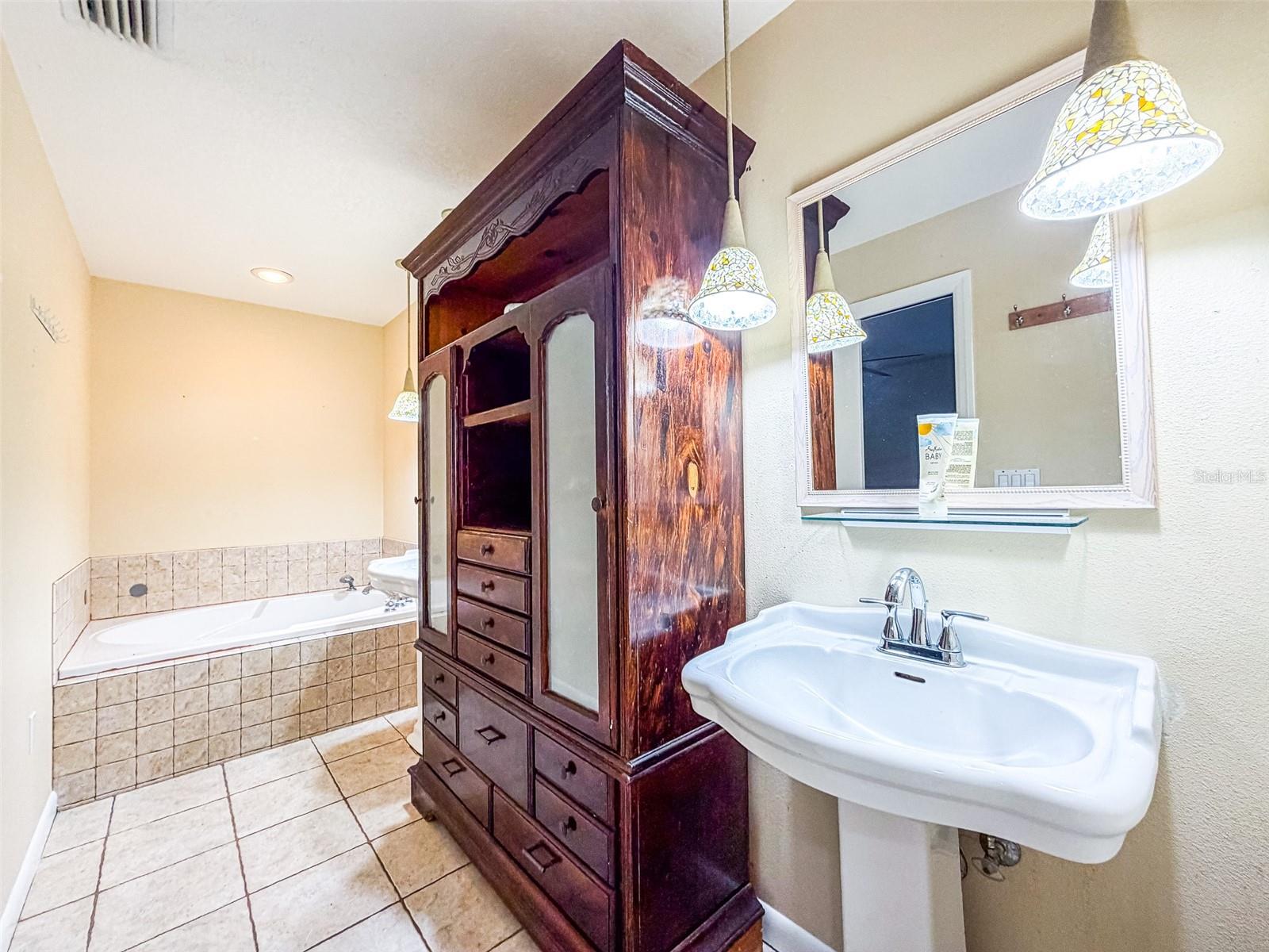 1380 S LAKE ROY DR DR